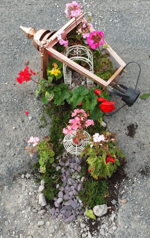 our pothole garden by Garden lamp post company staff
